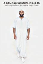 Gandoura marocaine bleu clair Issam en mouvement, manches courtes en coton viscose