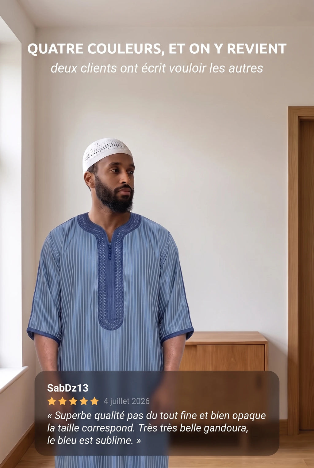Gandoura marocaine bleue Jad portée en intérieur, avec un avis client