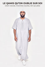 Gandoura marocaine grise Issam en mouvement, manches courtes en coton viscose