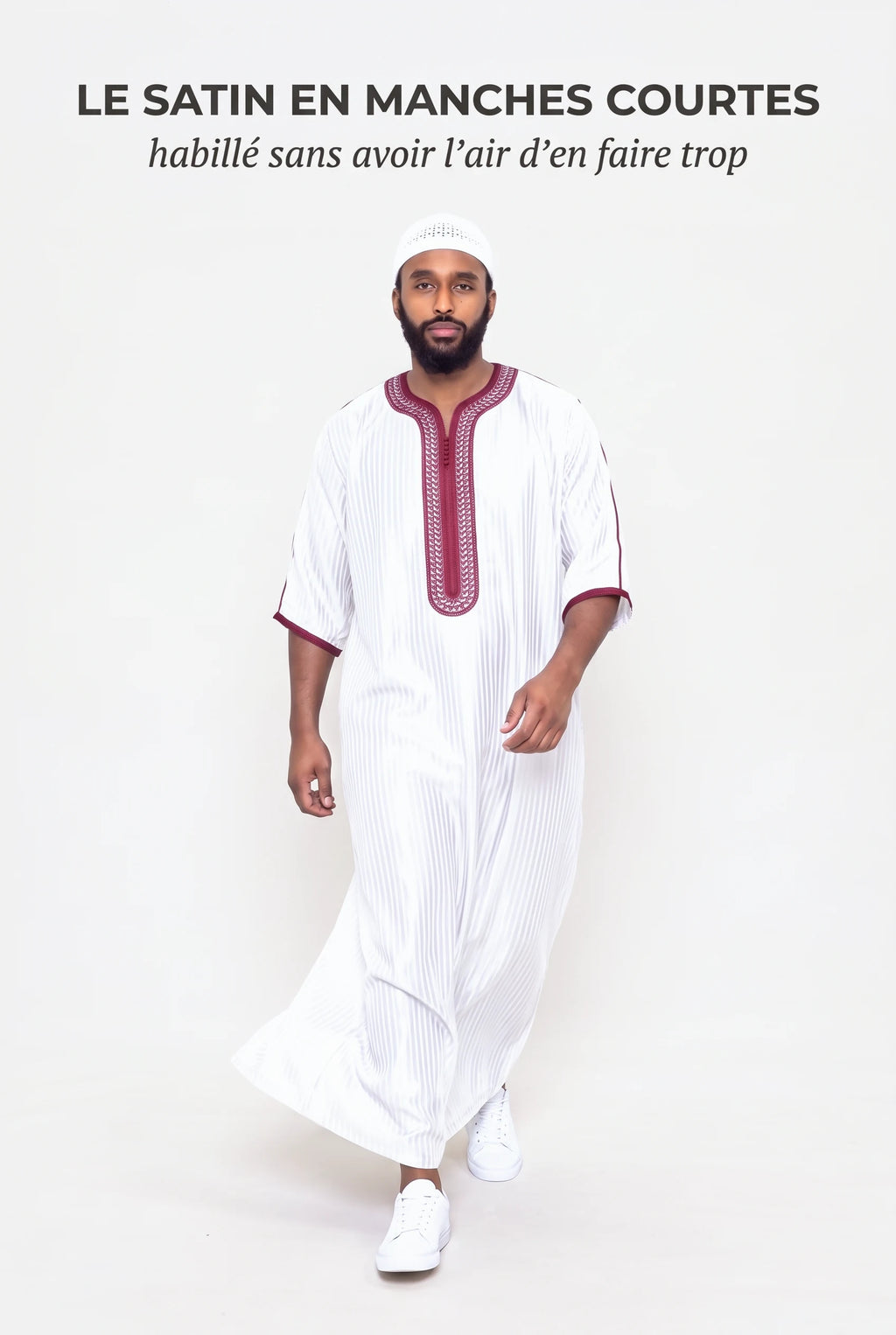 Gandoura marocaine satinée blanche Jad en mouvement, manches courtes