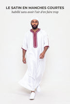 Gandoura marocaine satinée blanche Jad en mouvement, manches courtes