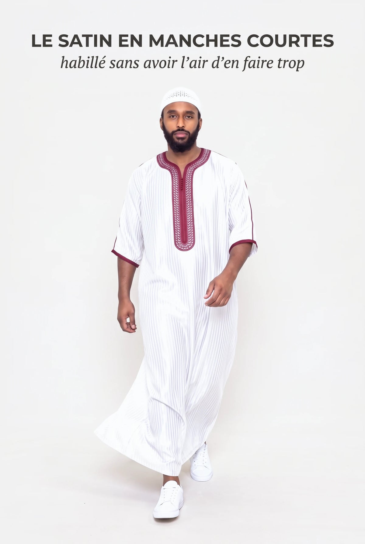 Gandoura marocaine satinée blanche Jad en mouvement, manches courtes