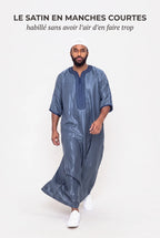 Gandoura marocaine satinée bleue Jad en mouvement, manches courtes