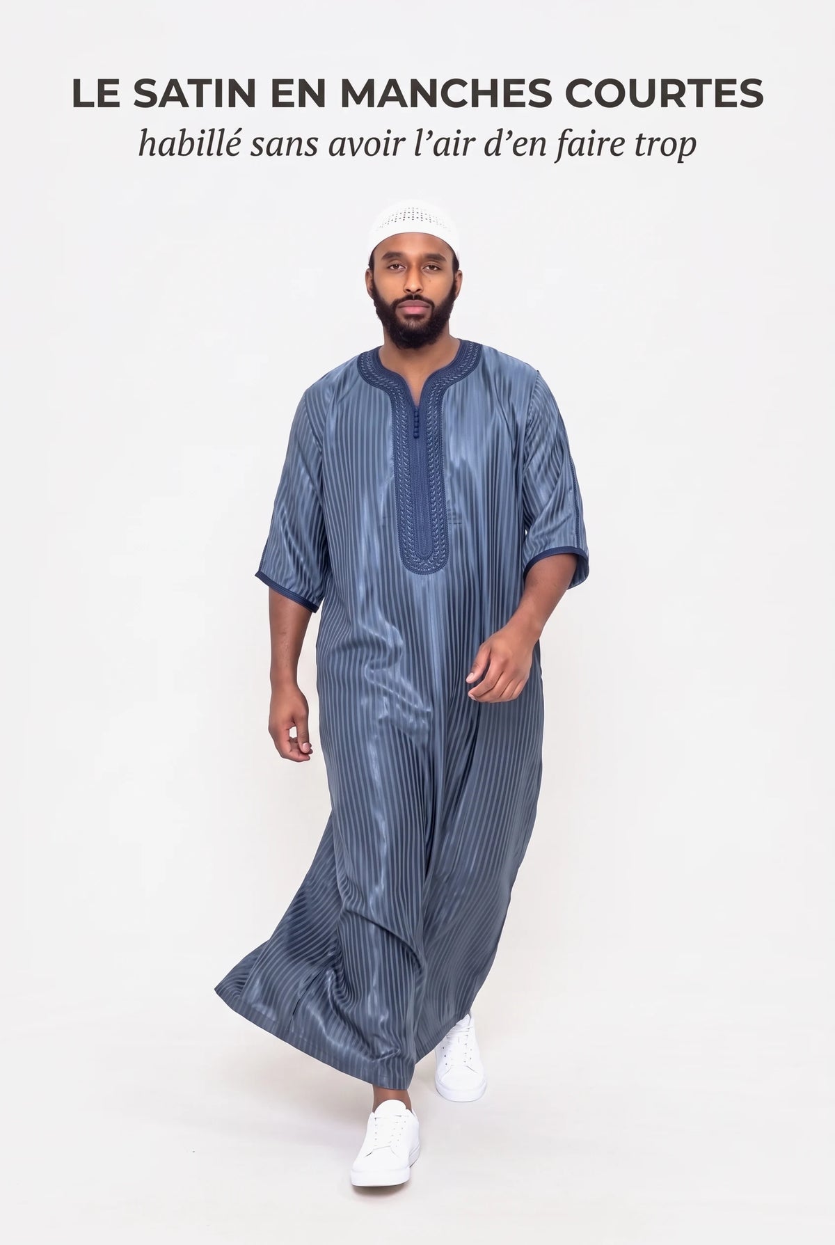 Gandoura marocaine satinée bleue Jad en mouvement, manches courtes