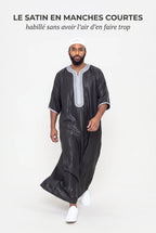 Gandoura marocaine satinée noire Jad en mouvement, manches courtes
