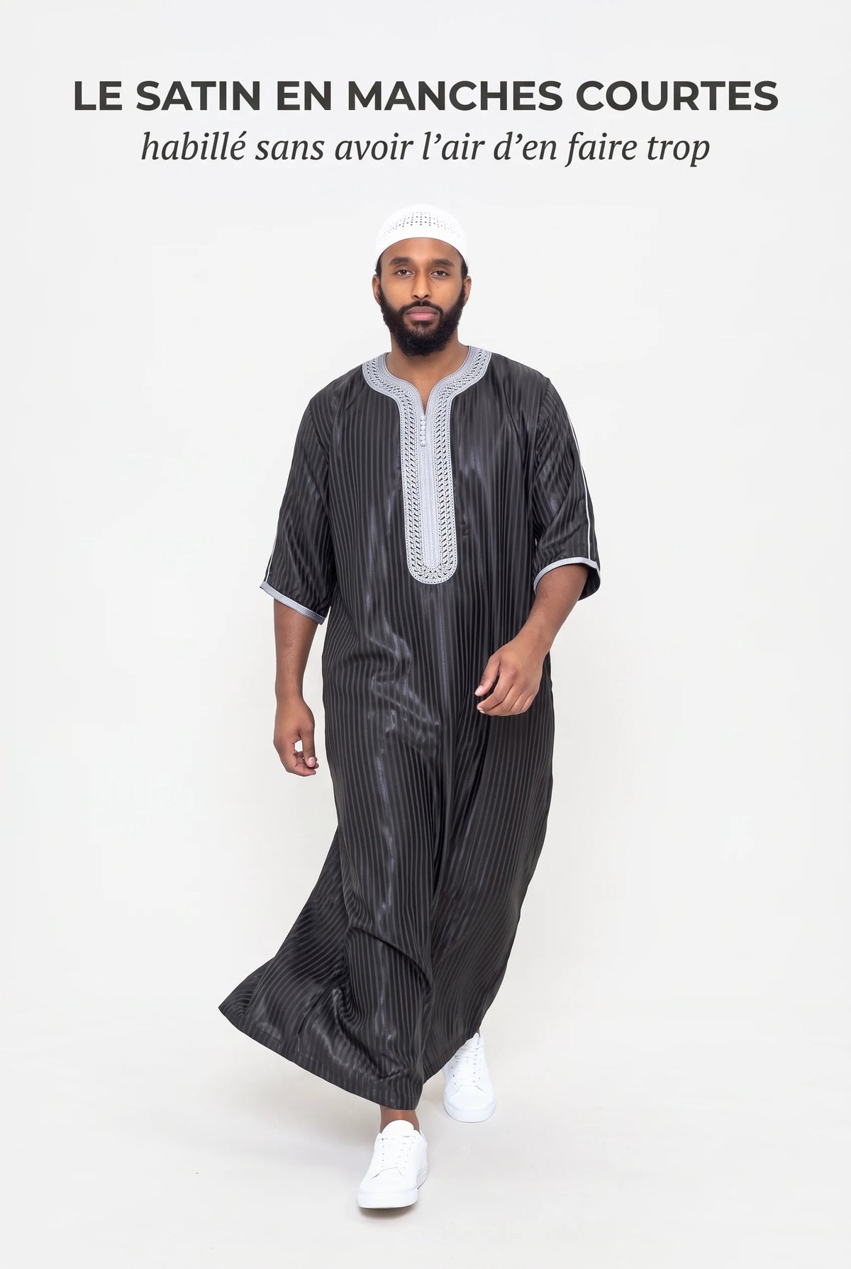 Gandoura marocaine satinée noire Jad en mouvement, manches courtes