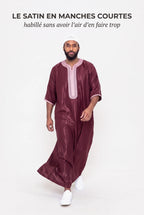 Gandoura marocaine satinée rouge bordeaux Jad en mouvement, manches courtes