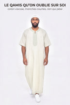 Gandoura marocaine vert sauge Issam en mouvement, manches courtes en coton viscose