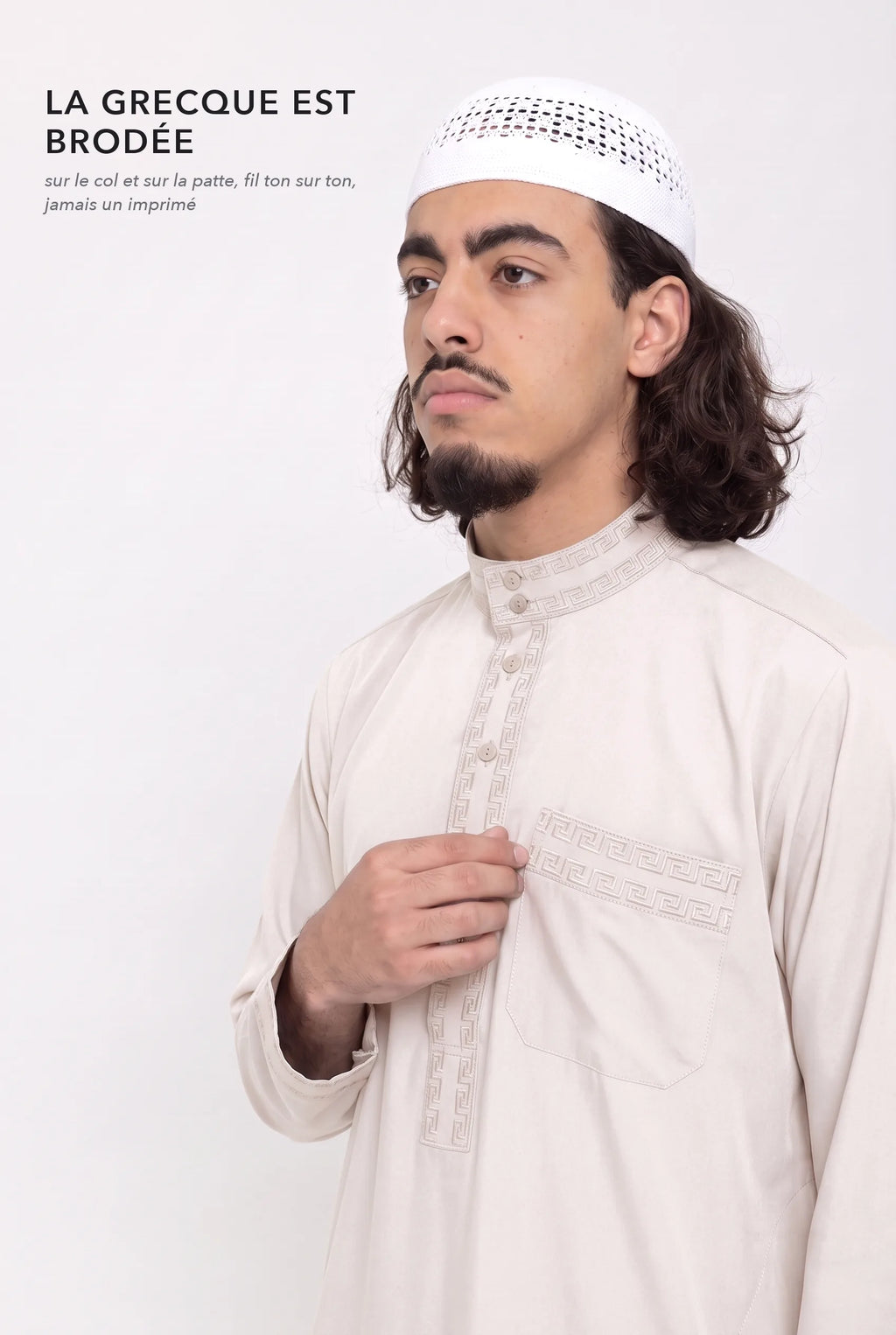 La grecque brodée ton sur ton sur le col mao fermé et la patte du qamis Sofiane beige