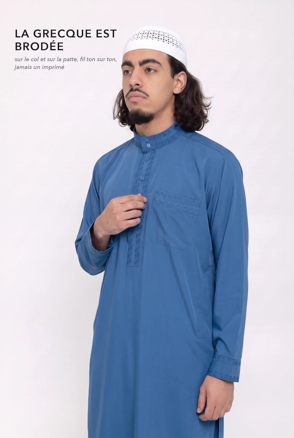 La grecque brodée ton sur ton sur le col mao fermé et la patte du qamis Sofiane bleu
