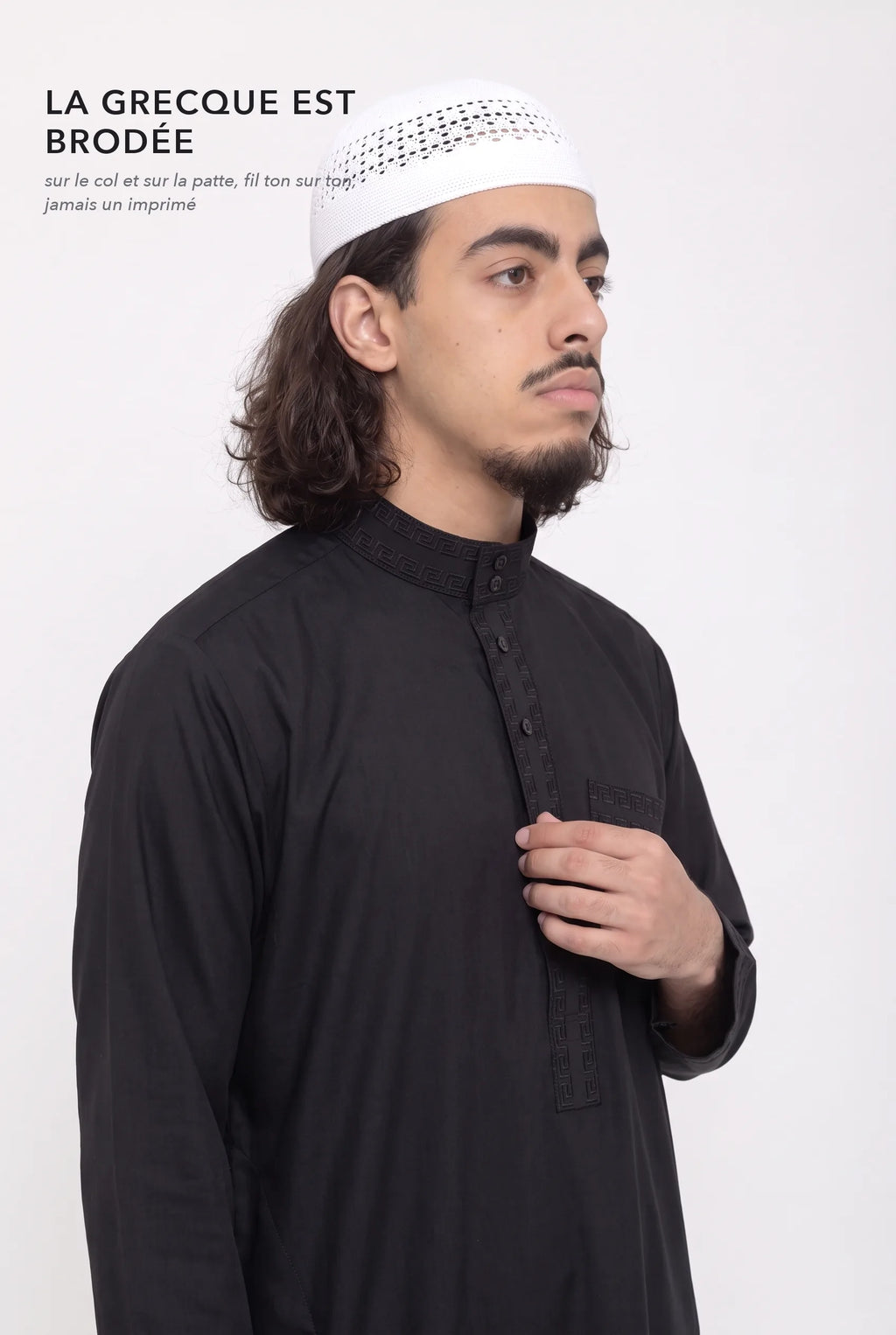 La grecque brodée ton sur ton sur le col mao fermé et la patte du qamis Sofiane noir