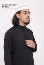 La grecque brodée ton sur ton sur le col mao fermé et la patte du qamis Sofiane noir