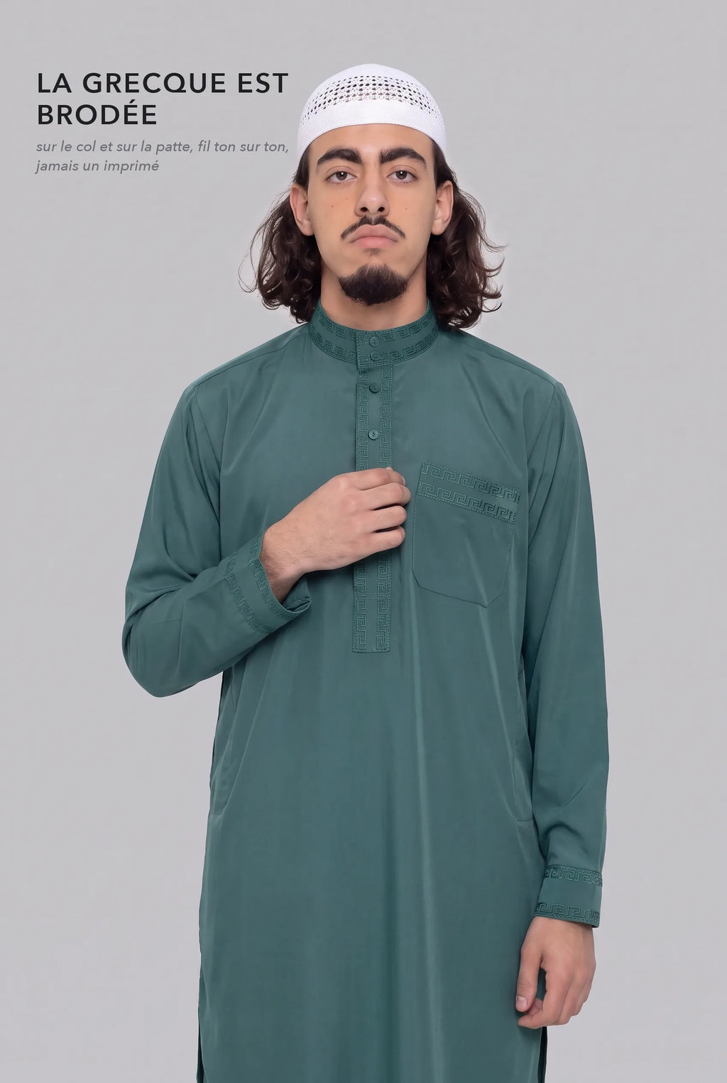 La grecque brodée ton sur ton sur le col mao fermé et la patte du qamis Sofiane vert