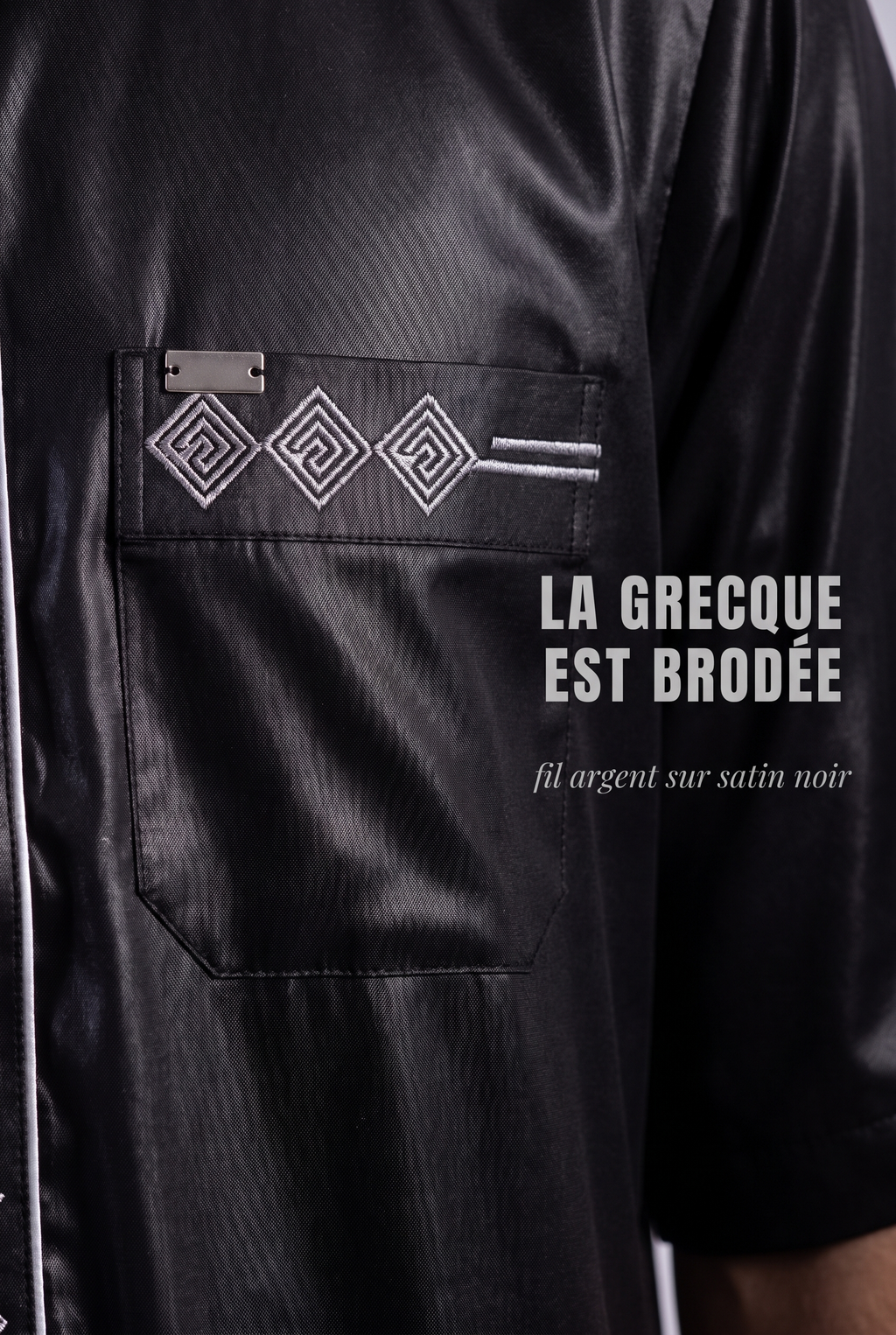 Macro sur la grecque brodée argent et la poche poitrine