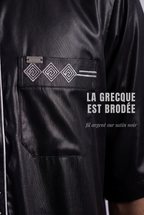 Macro sur la grecque brodée argent et la poche poitrine