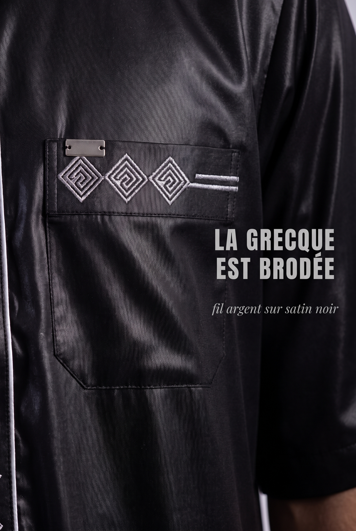 Macro sur la grecque brodée argent et la poche poitrine