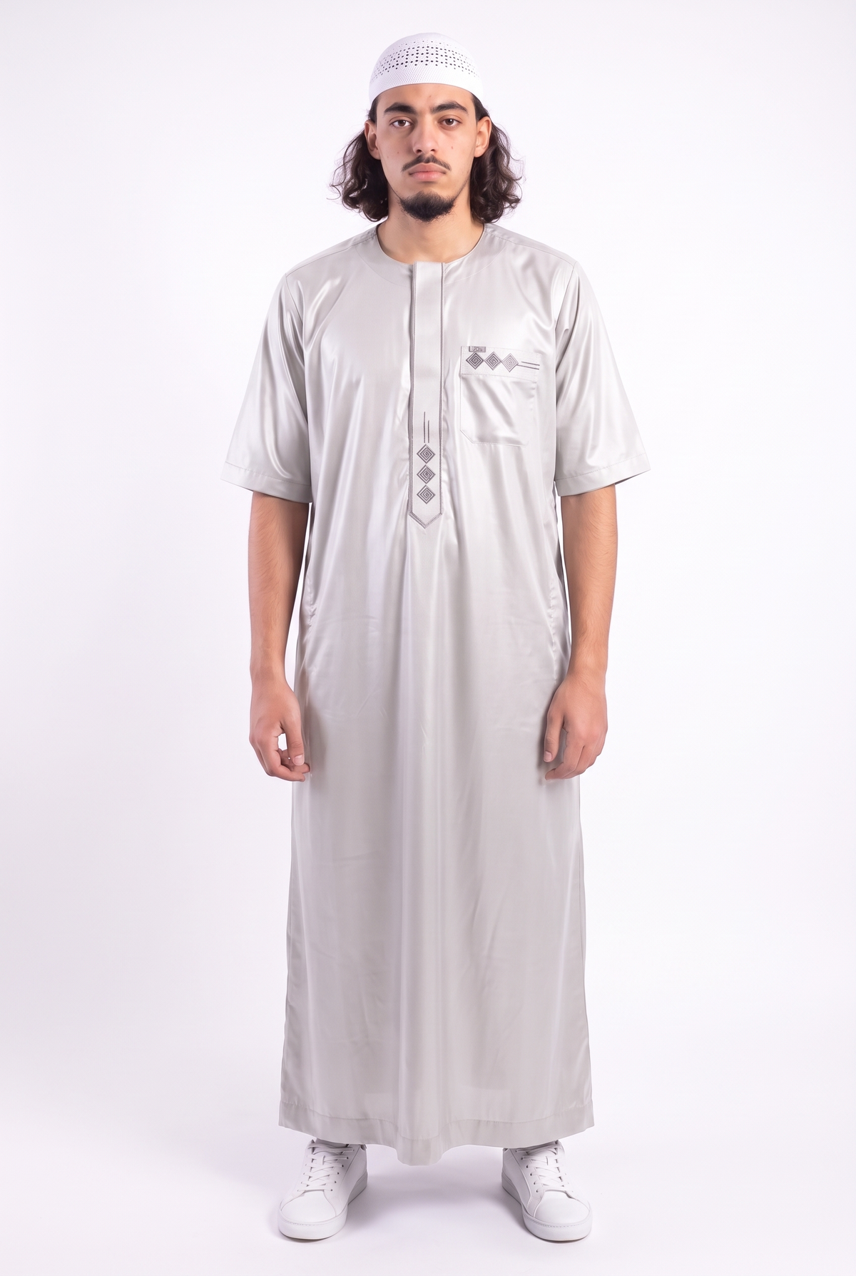 Qamis Anas blanc cassé satiné porté de face, manches courtes et sans col