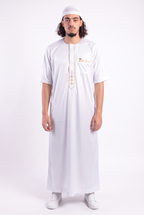 Qamis Anas blanc satiné porté de face, manches courtes et sans col