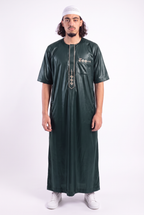 Qamis Anas vert satiné porté de face, manches courtes et sans col
