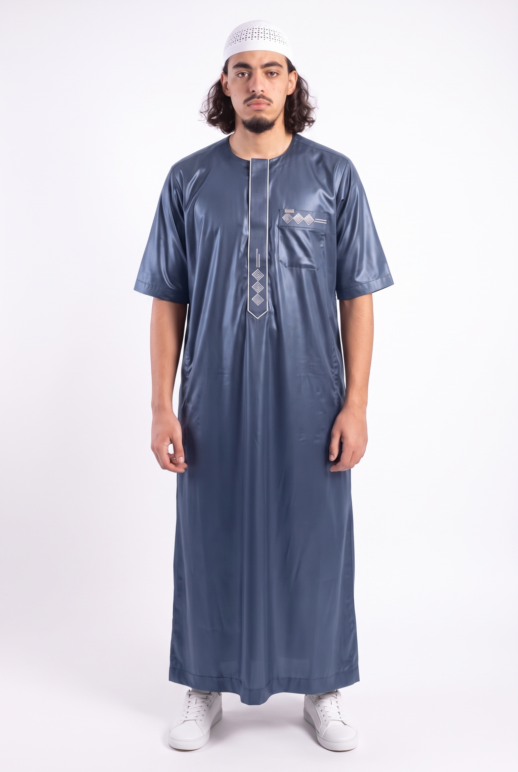 Qamis Anas bleu marine satiné porté de face, manches courtes et sans col
