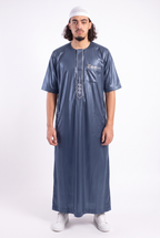 Qamis Anas bleu marine satiné porté de face, manches courtes et sans col