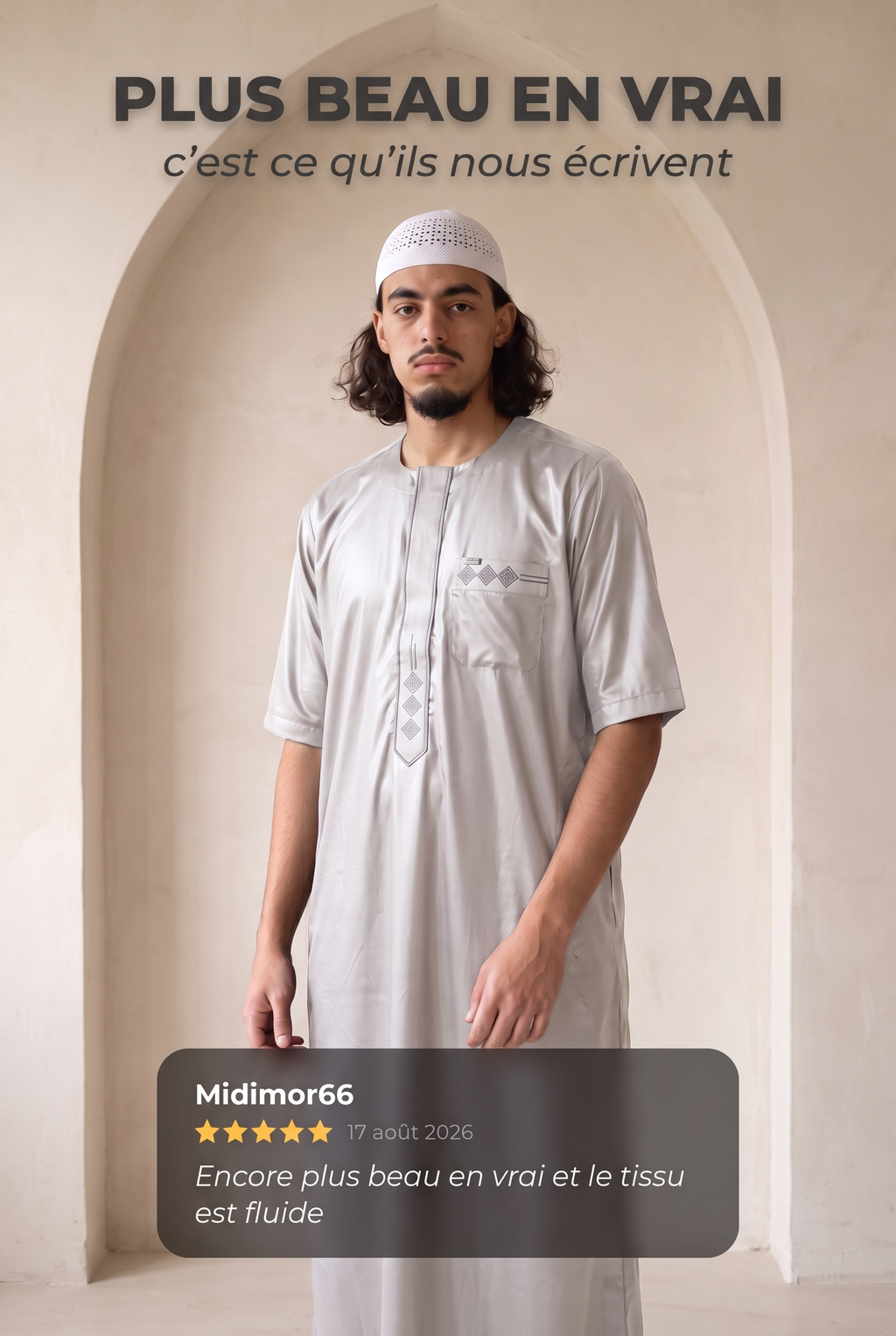 Qamis Anas blanc cassé porté en intérieur, avec un avis client