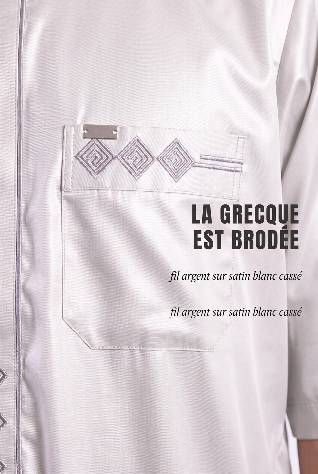 Macro sur la grecque brodée argent et la poche poitrine