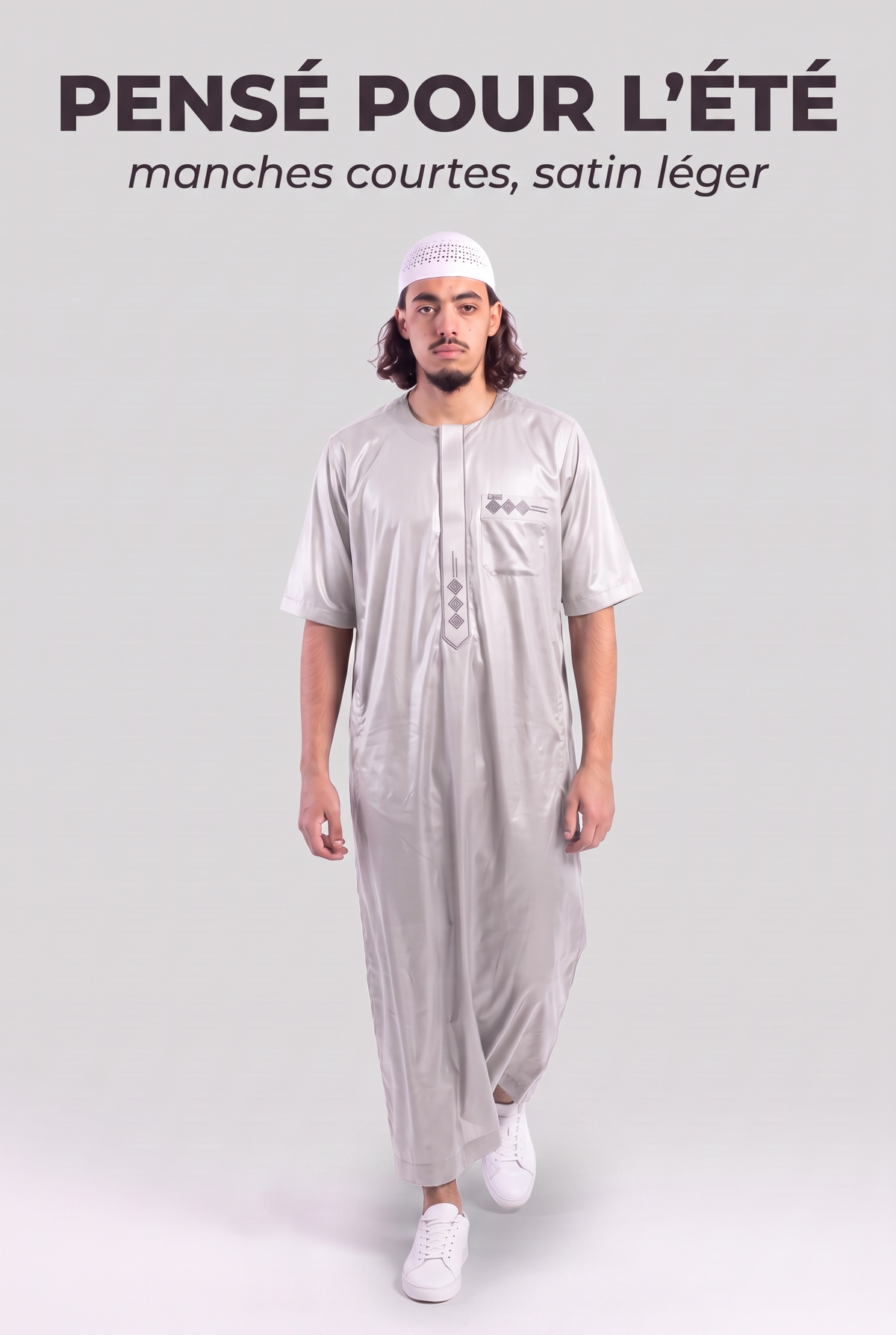 Qamis Anas blanc cassé en mouvement, le satin léger de l'été