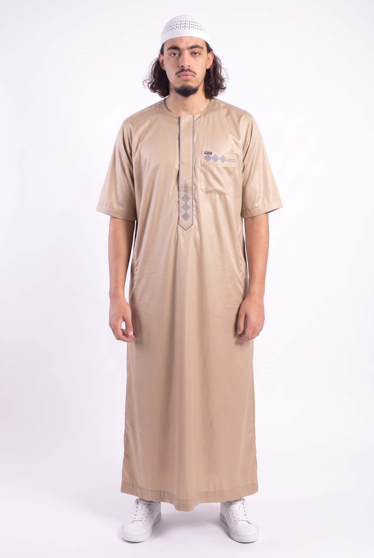 Qamis Anas beige satiné porté de face, manches courtes et sans col