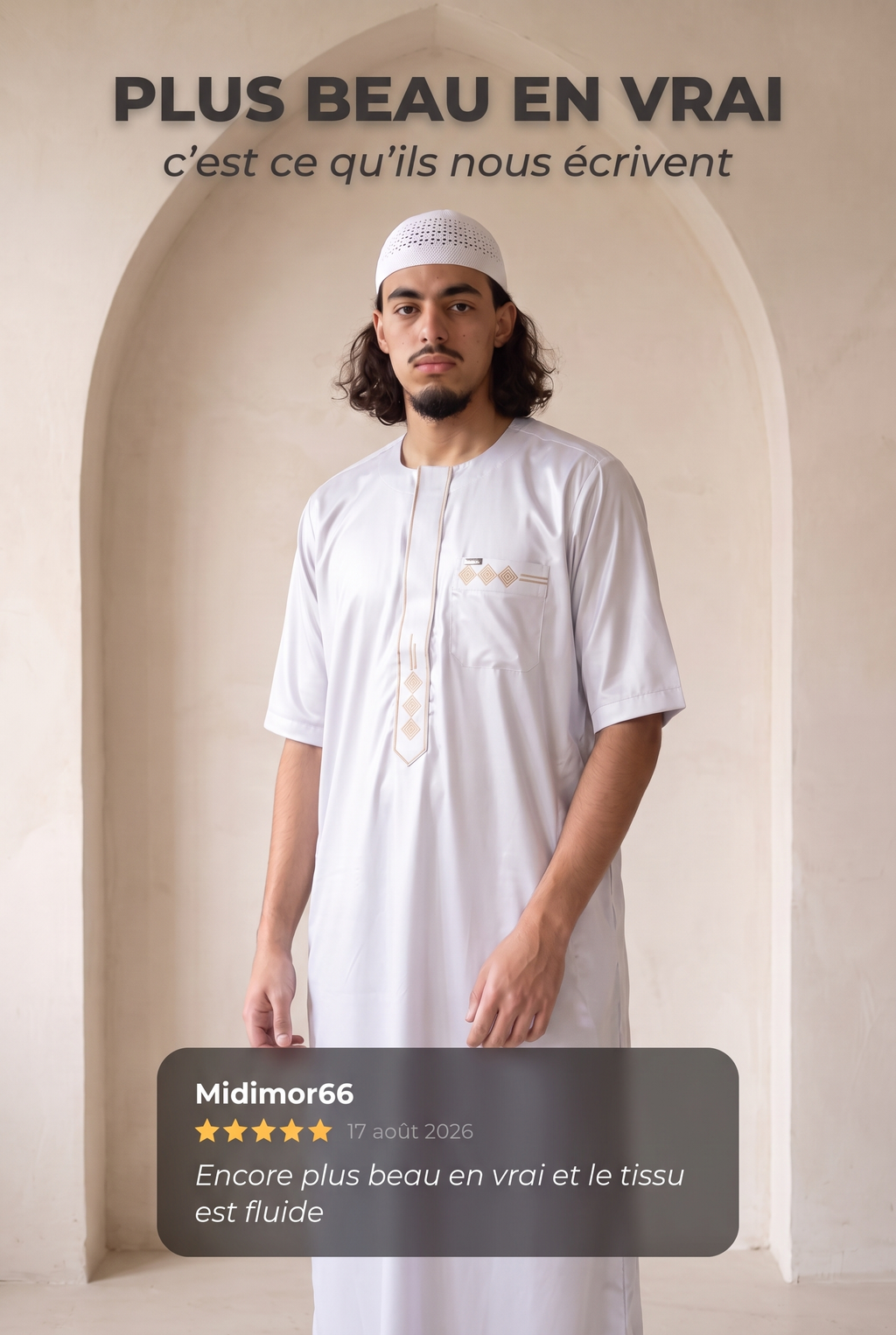 Qamis Anas blanc porté en intérieur, avec un avis client
