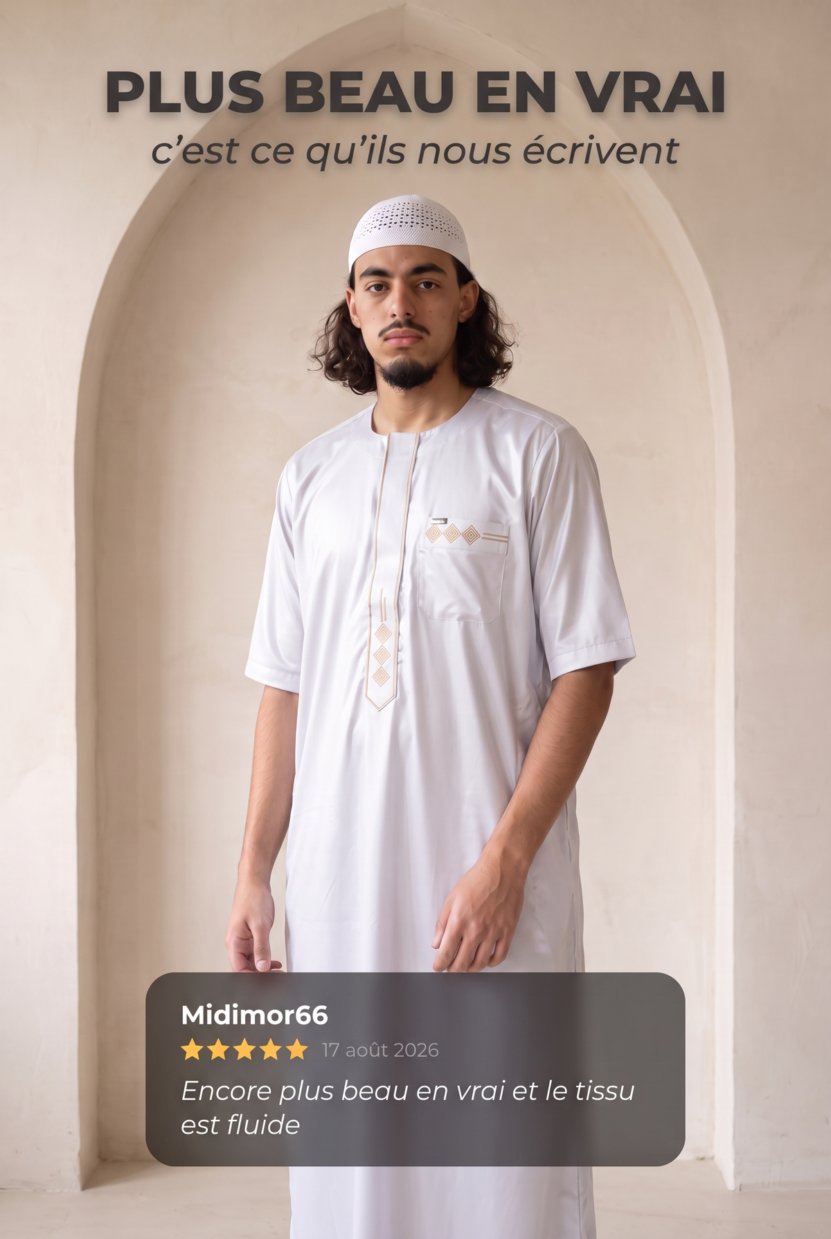 Qamis Anas blanc porté en intérieur, avec un avis client