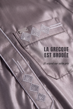 Macro sur la grecque brodée argent et la poche poitrine