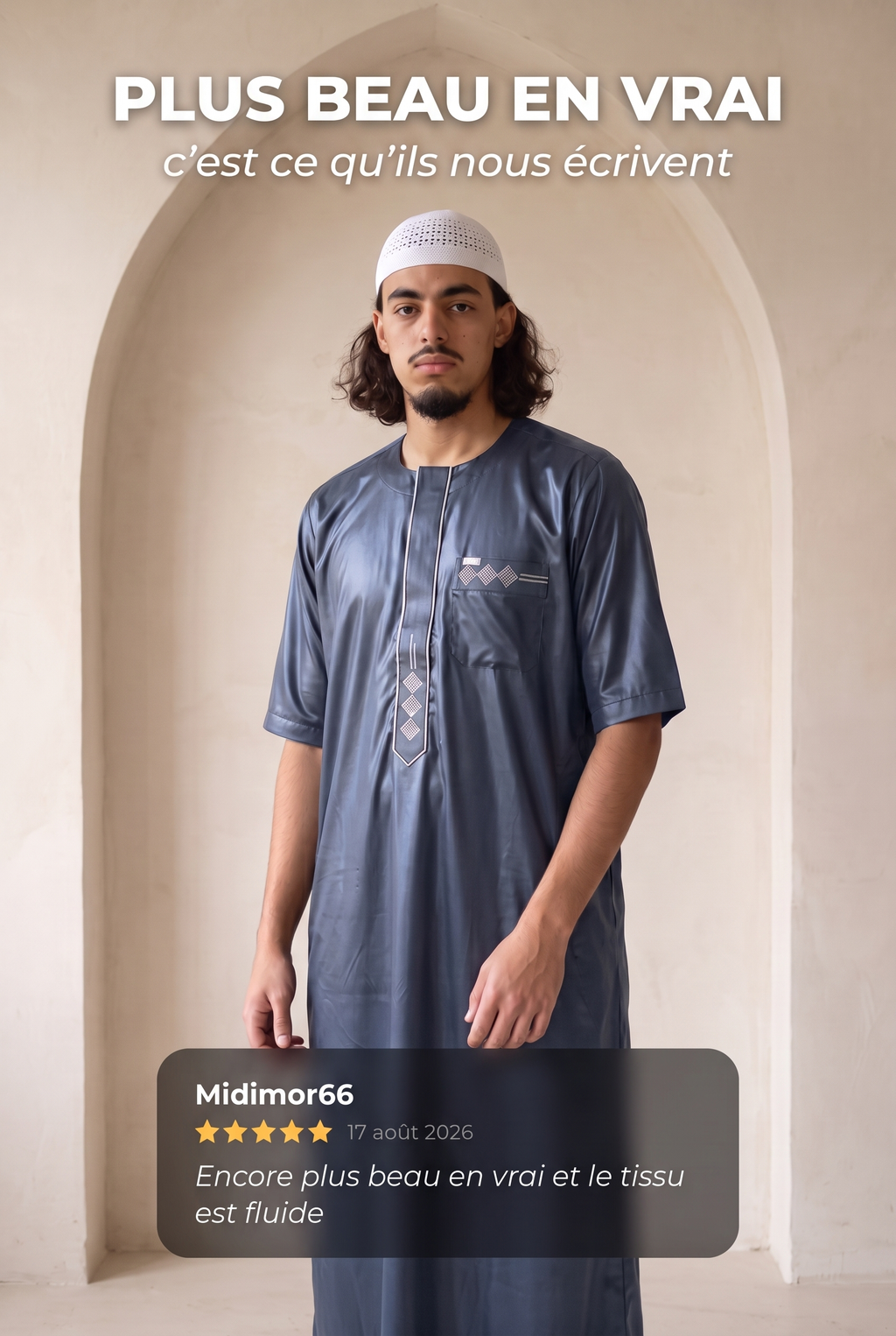 Qamis Anas bleu marine porté en intérieur, avec un avis client