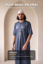 Qamis Anas bleu marine porté en intérieur, avec un avis client