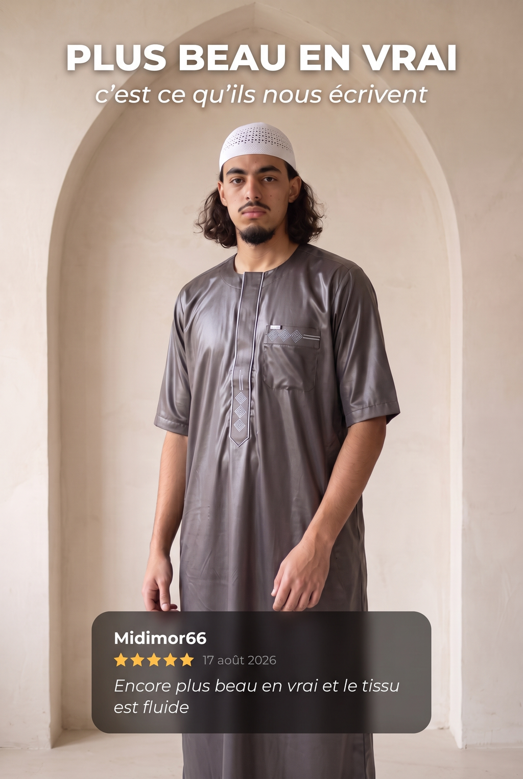 Qamis Anas gris porté en intérieur, avec un avis client