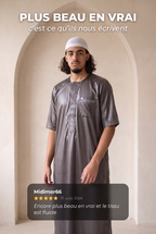 Qamis Anas gris porté en intérieur, avec un avis client