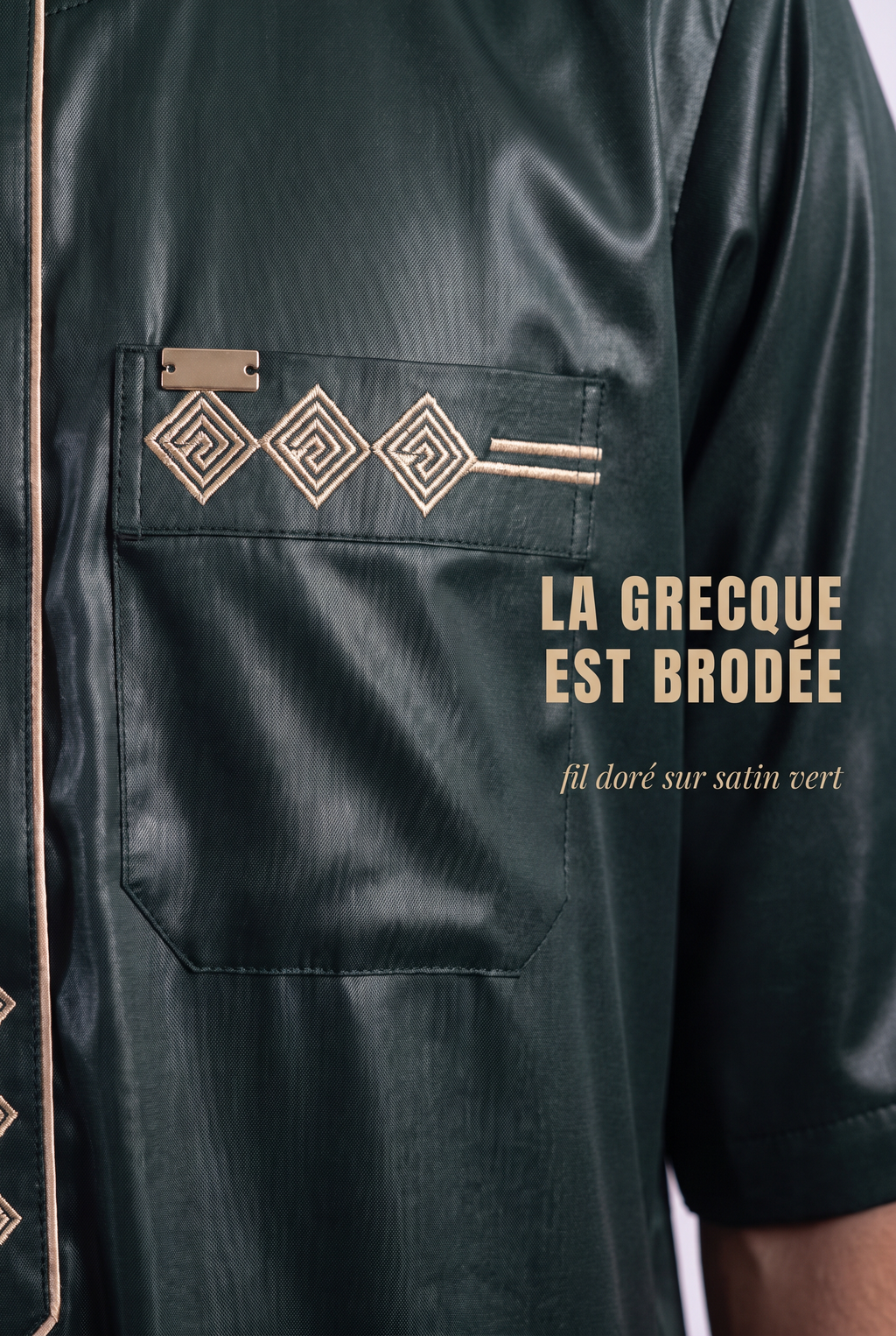 Macro sur la grecque brodée dorée et la poche poitrine