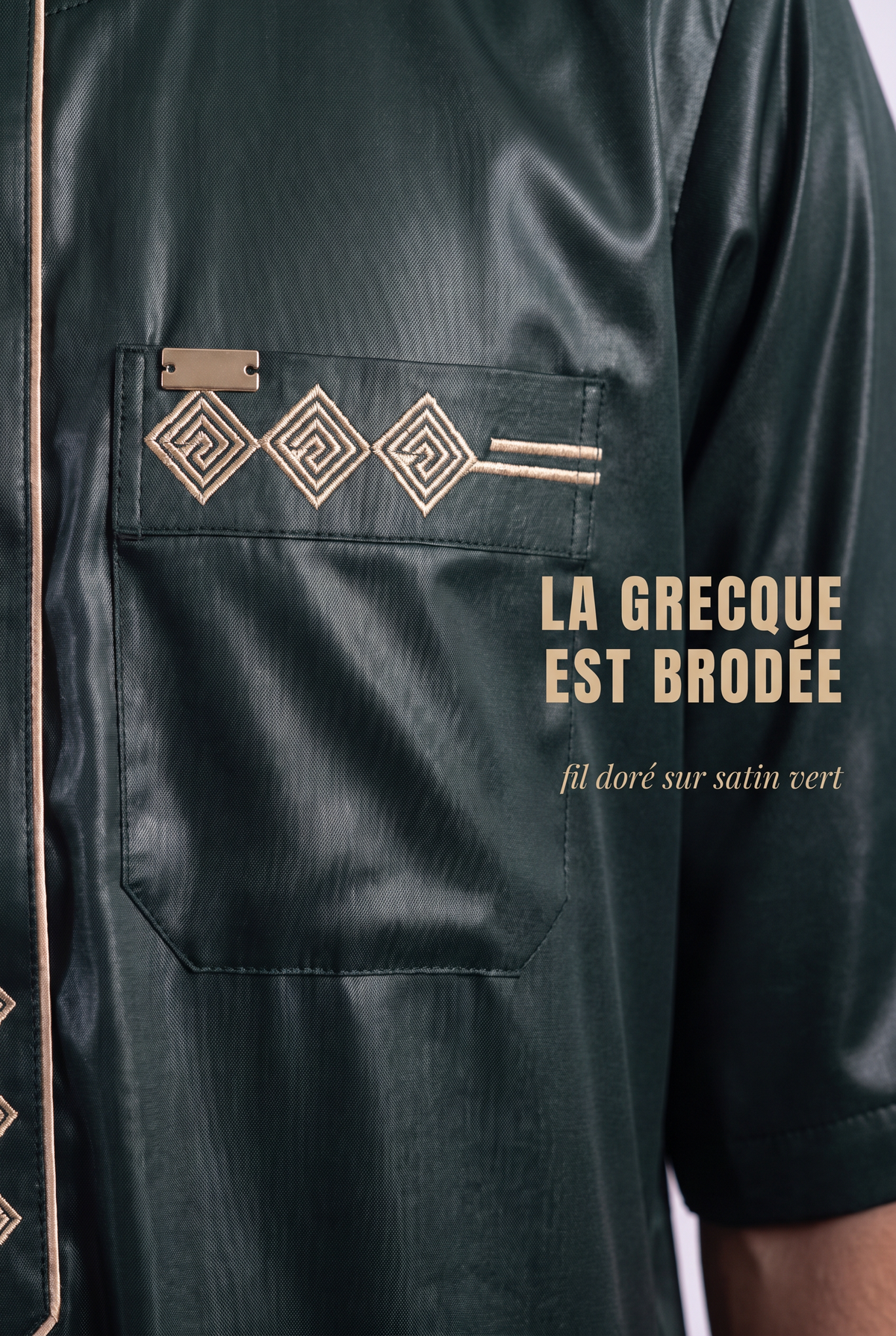 Macro sur la grecque brodée dorée et la poche poitrine
