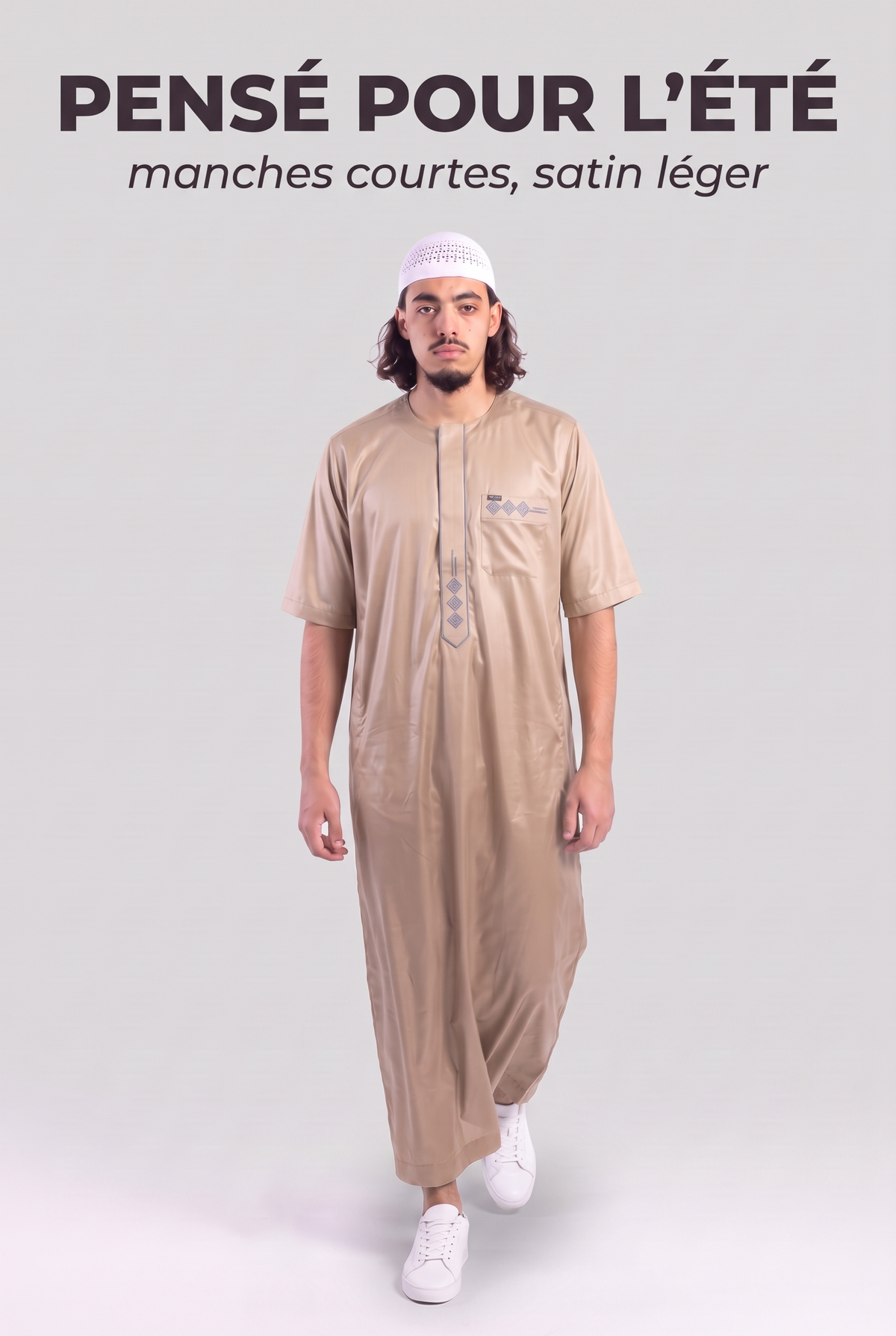 Qamis Anas beige en mouvement, le satin léger de l'été