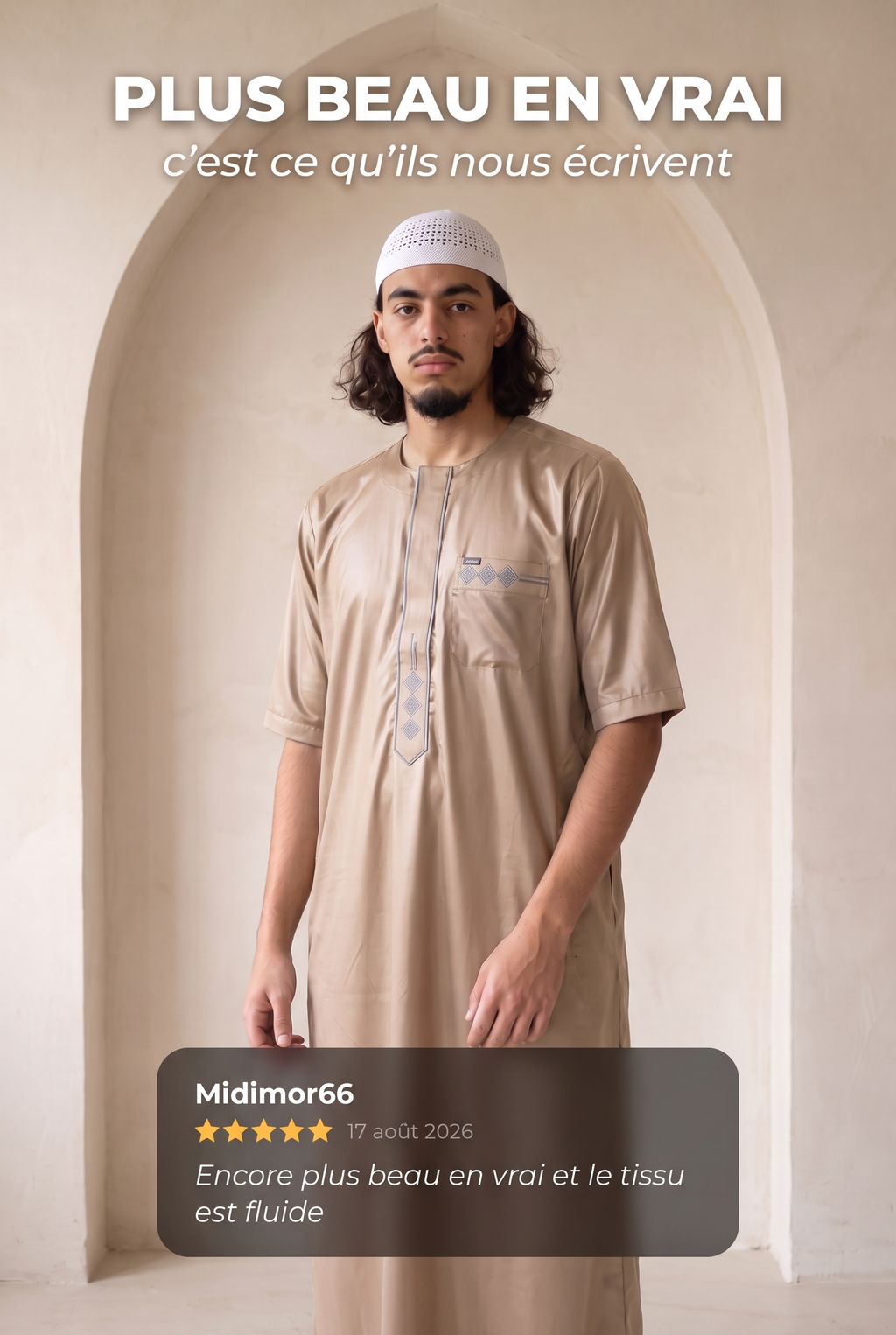 Qamis Anas beige porté en intérieur, avec un avis client