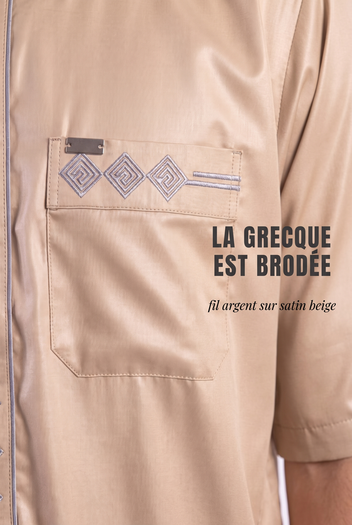 Macro sur la grecque brodée argent et la poche poitrine