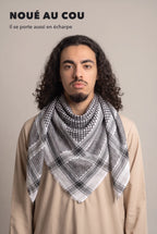 Keffieh classique noir et blanc noué au cou, comme une écharpe
