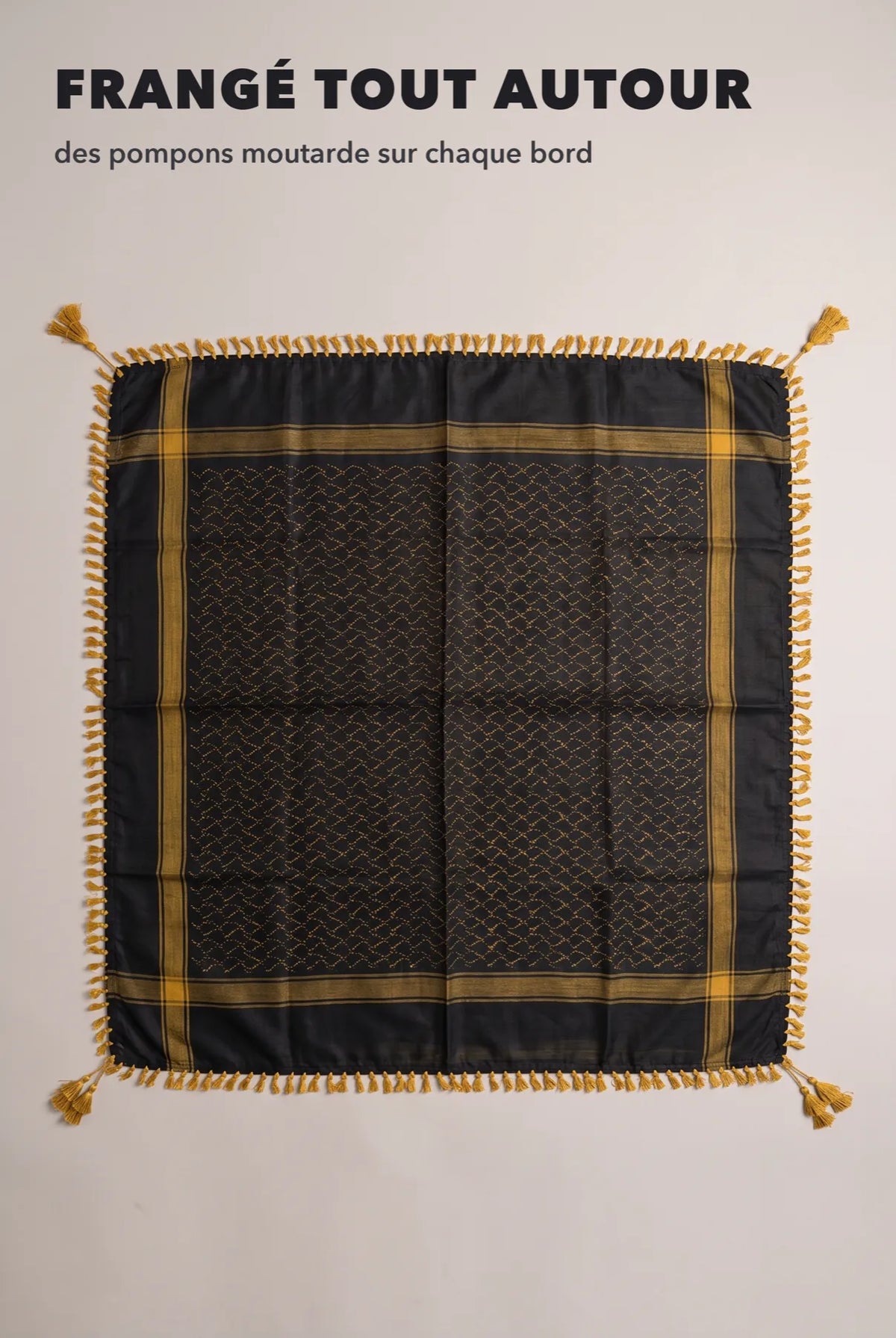 Keffieh luxe noir et or à plat, frangé de pompons sur tout le tour