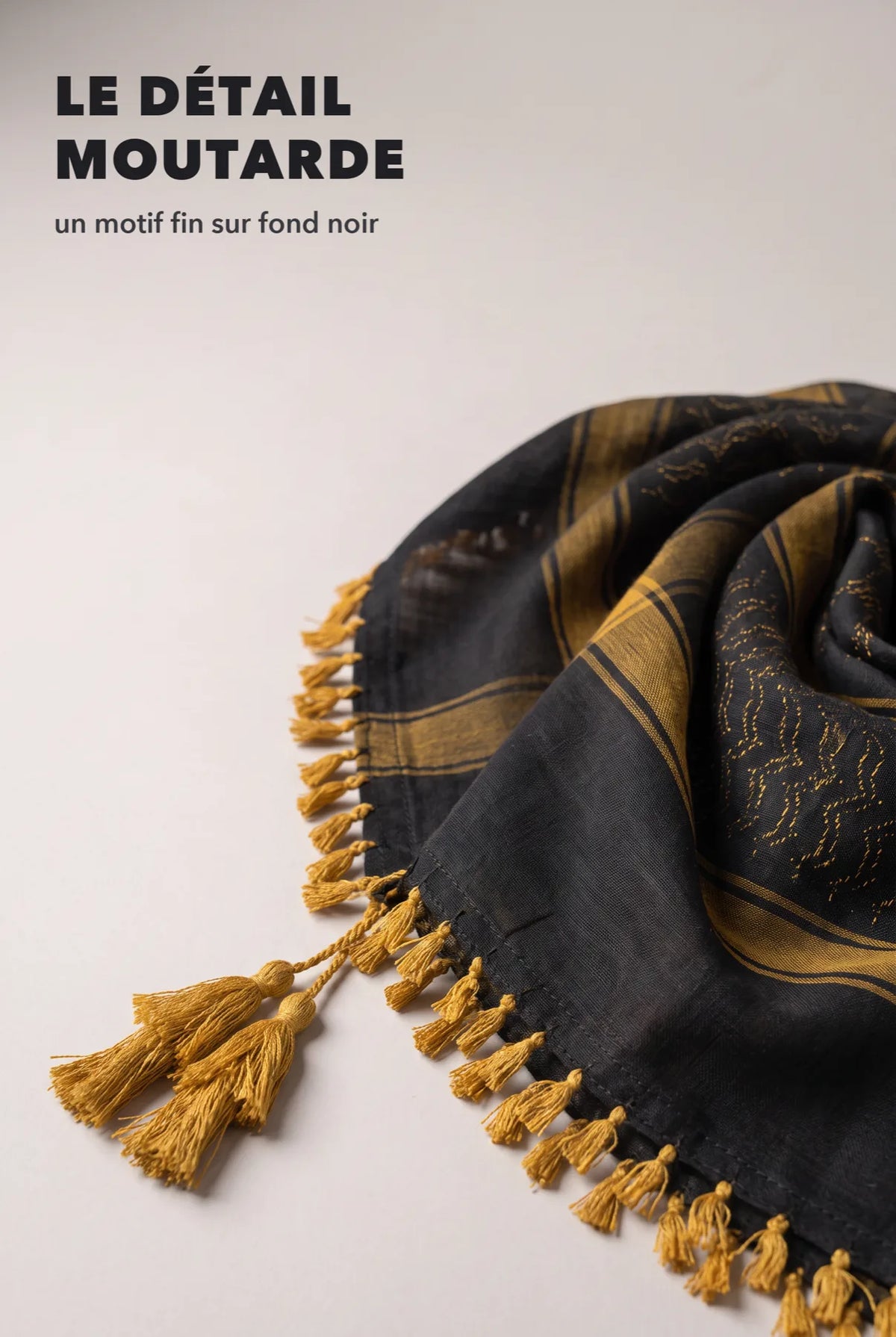 Macro sur le motif or et un pompon du keffieh luxe