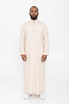 Qamis col mao beige Tarek porté, manches longues, vue de face