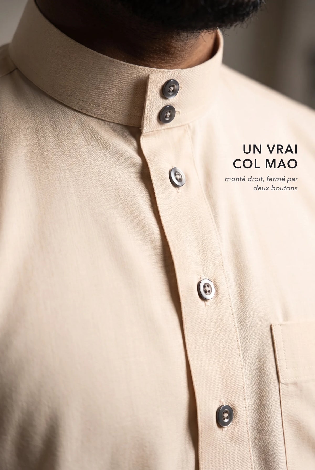 Col mao fermé et boutons anthracite du qamis Tarek beige