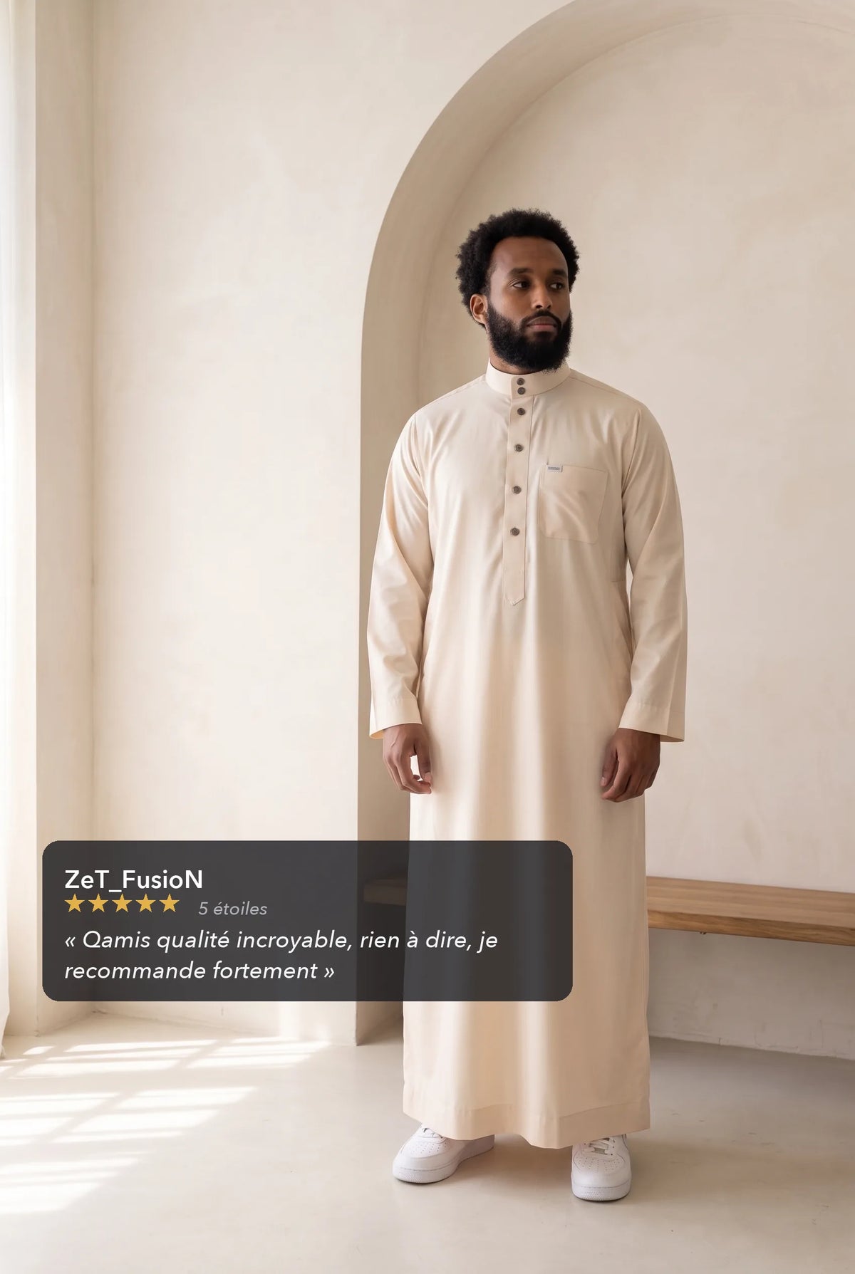 Qamis col mao beige Tarek porté en situation