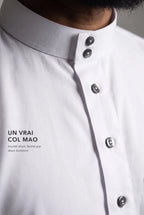 Col mao fermé et boutons anthracite du qamis Tarek blanc