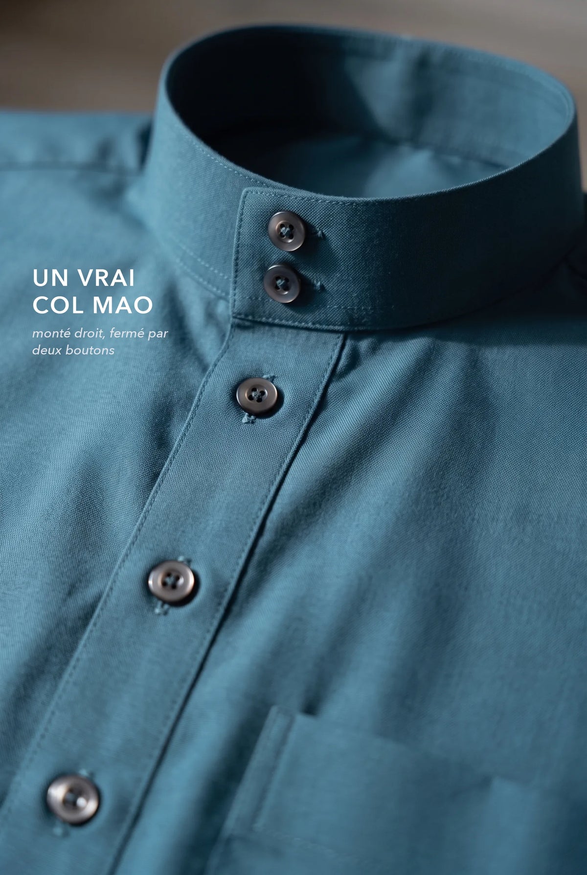 Col mao fermé et boutons anthracite du qamis Tarek bleu canard