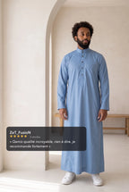 Qamis col mao bleu Tarek porté en situation